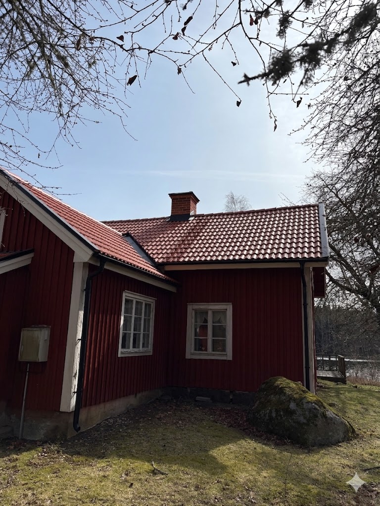 Rött hus med nytt tegeltak